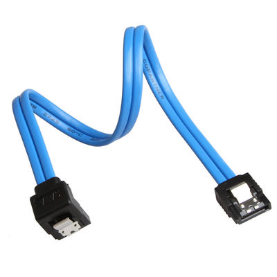Blaues praktisches Kabel SATAs 3 6GB S mit der Blockierung der Klinke gerade zum 90 Grad-Stecker