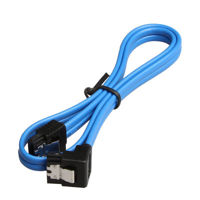 Blaues praktisches Kabel SATAs 3 6GB S mit der Blockierung der Klinke gerade zum 90 Grad-Stecker