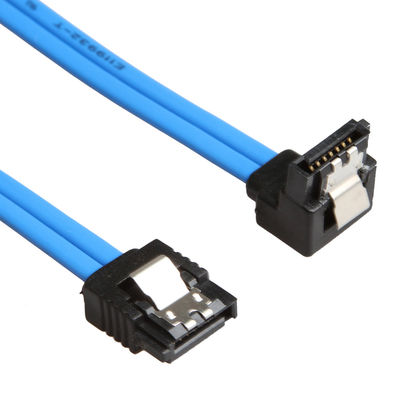 Blaues praktisches Kabel SATAs 3 6GB S mit der Blockierung der Klinke gerade zum 90 Grad-Stecker